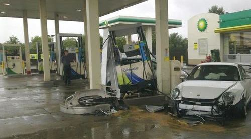 gt3rs-crash-tankstation